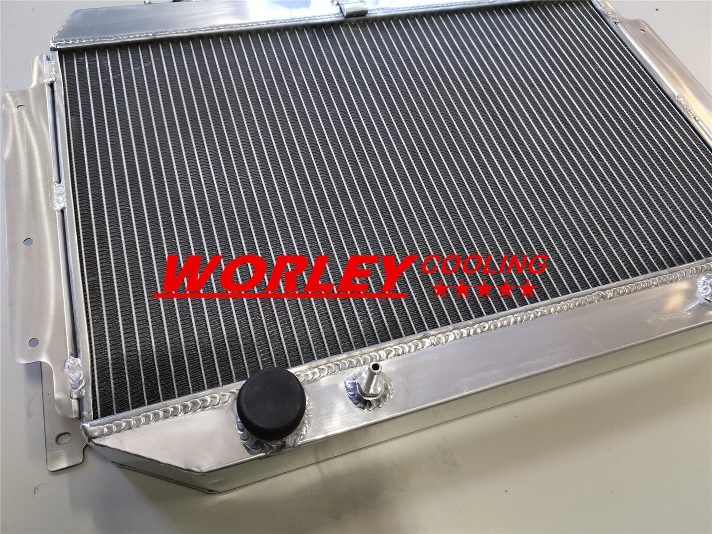 3 Row Radiator + Red Hose for Kingswood HQ HJ HX HZ 253 308 V8 (1970-1980)
