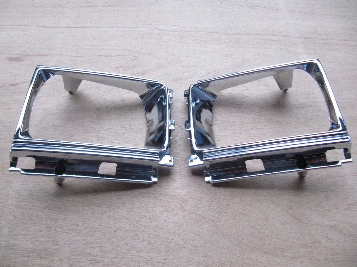 HeadlightDoor Bezel Light Case for Toyota Hilux 2WD (1986-1988)