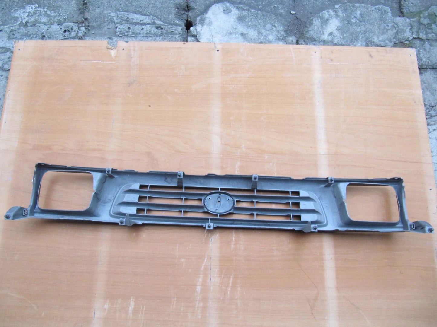 GRAY GRILL for TOYOTA HILUX 2WD (1998-2001) with CLIPS