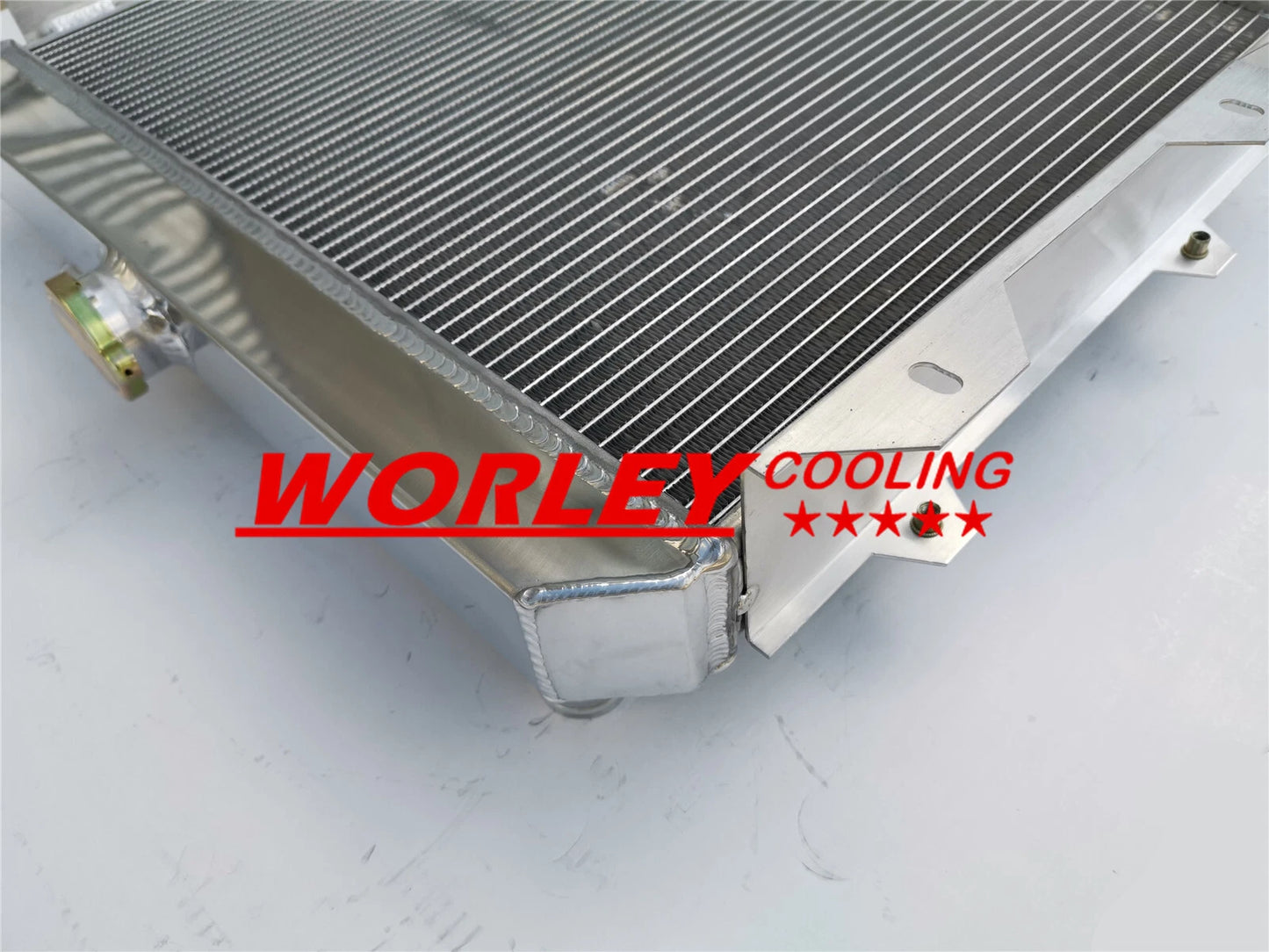 3 Core Aluminum Radiator for Toyota Hilux RN85 RN90 22R 2.0L (1988-1997)