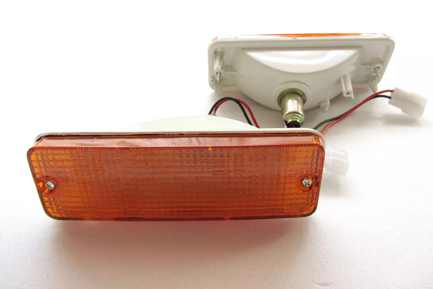 Turn Signal Lights for 1983-1988 Toyota Hilux Hero LN50 LN55 LN56 YN58R (2)