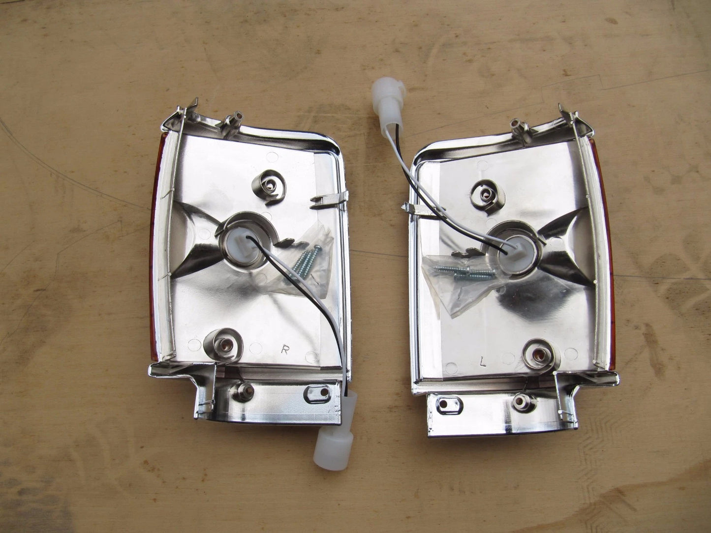 Corner Lamp Signal Light 2 x FOR Toyota Hilux (1984-1988)