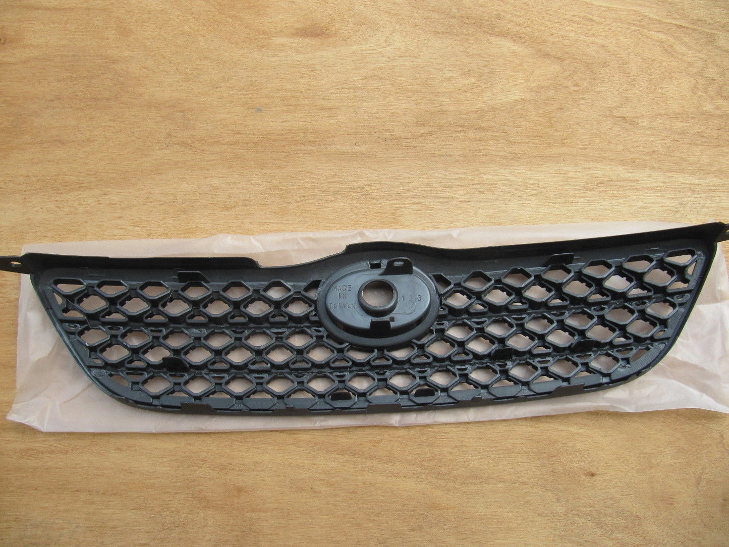 Grill for Toyota Corolla ZZE122 (2001-2004)