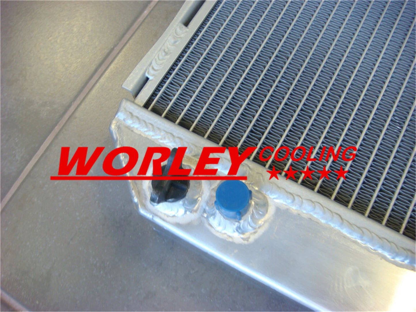 44mm Aluminum Radiator & Black Hoses for Toyota Hilux LN106 LN111 (88-97)
