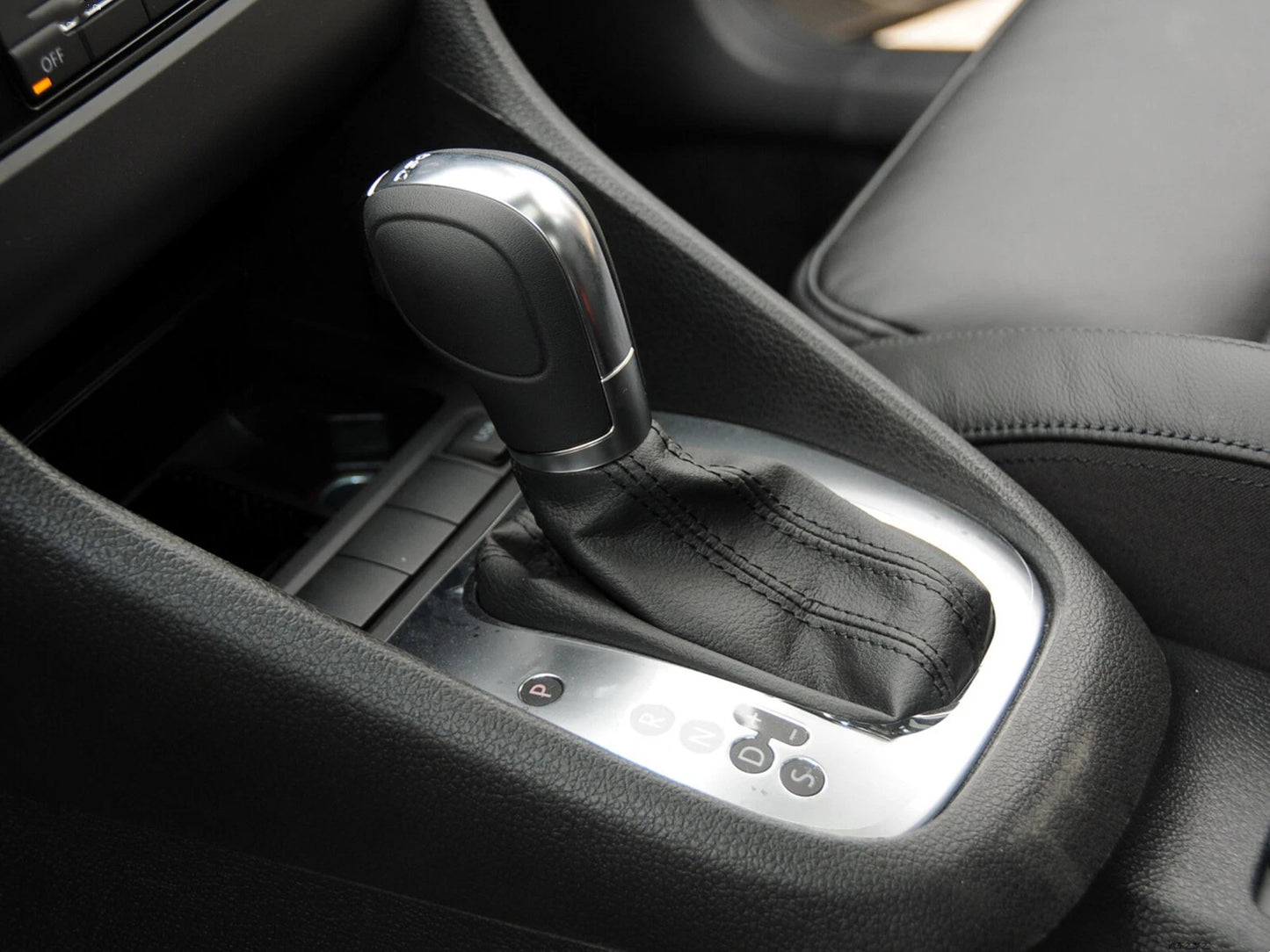 Gear Shift Button Leather Rootwood for VW Golf 6 (2008-2011)