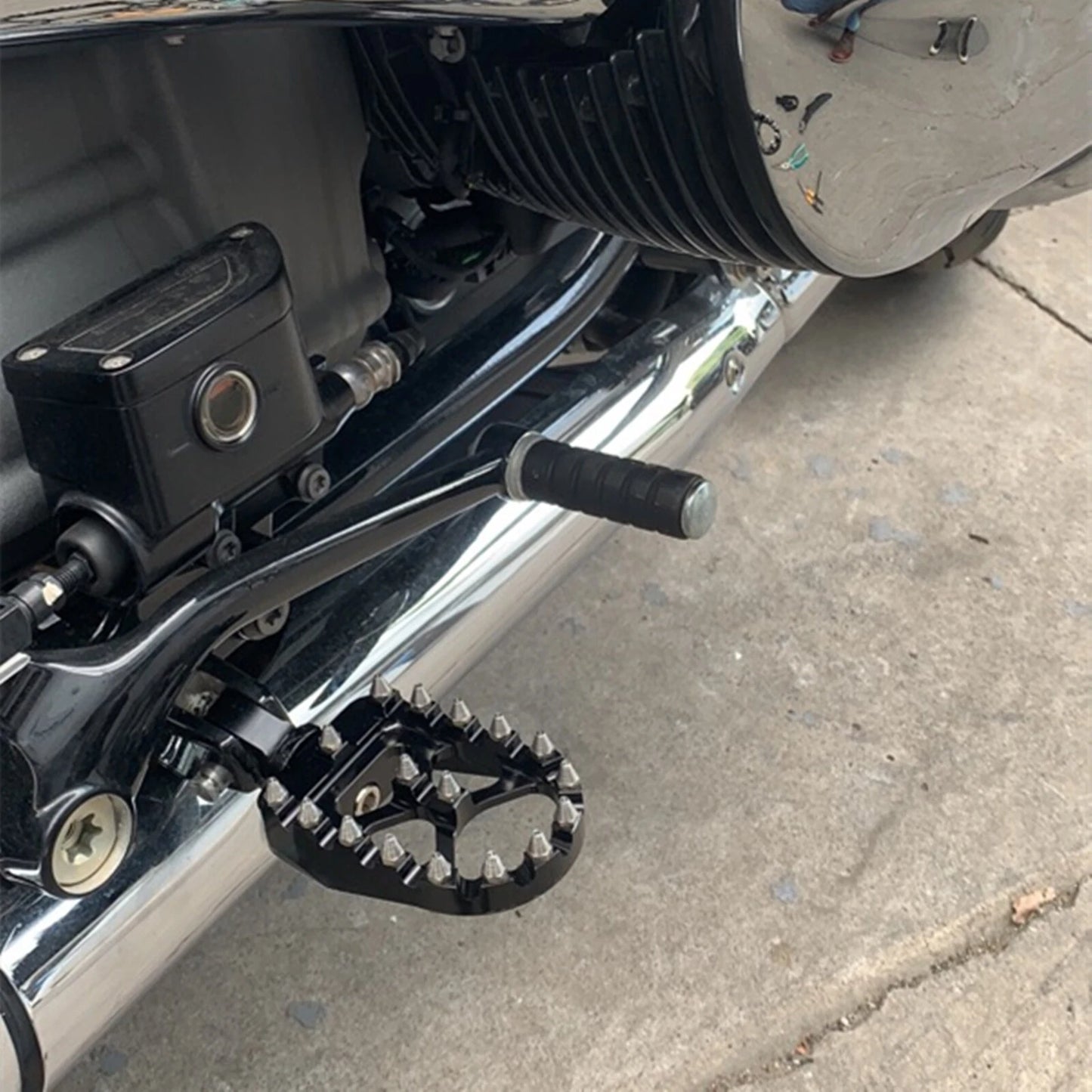 Wide Chrome Motorcycle Driver Footpegs for BMW R18 (2020 - Present)