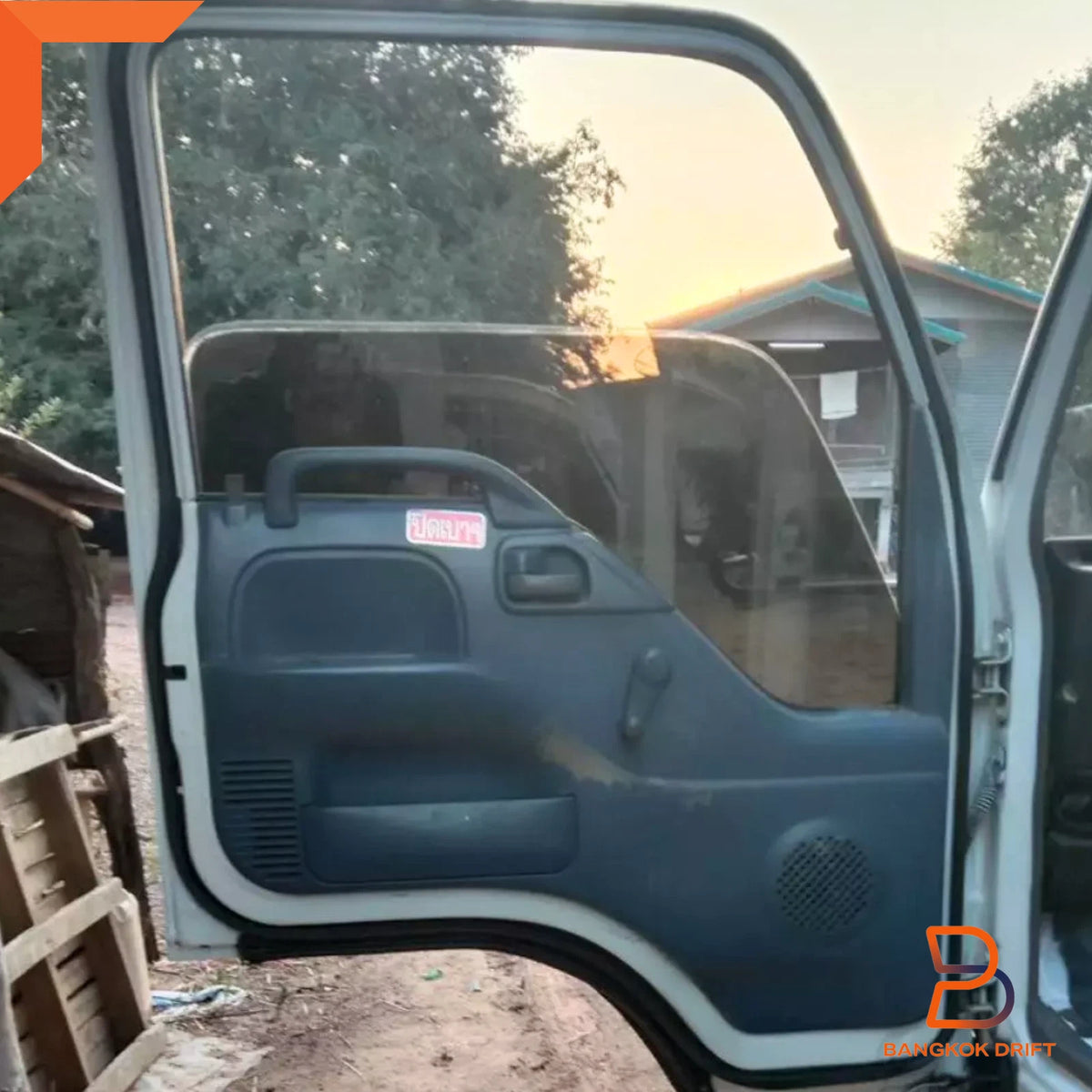 Grey Inner Front Door Panel Manual Window for Isuzu NPR NKR NQR ELF (95-05)