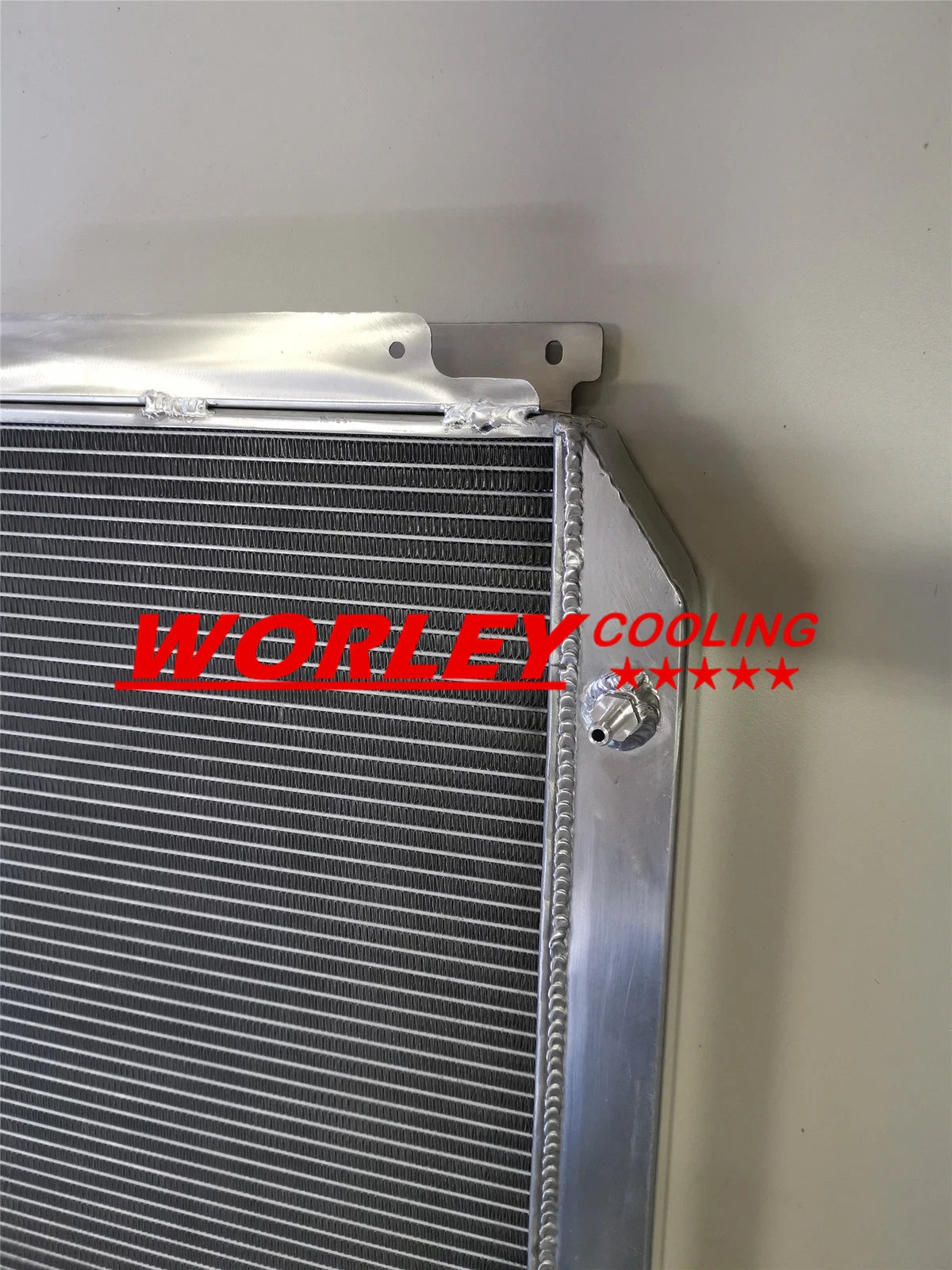 3 Row Radiator + Red Hose for Kingswood HQ HJ HX HZ 253 308 V8 (1970-1980)