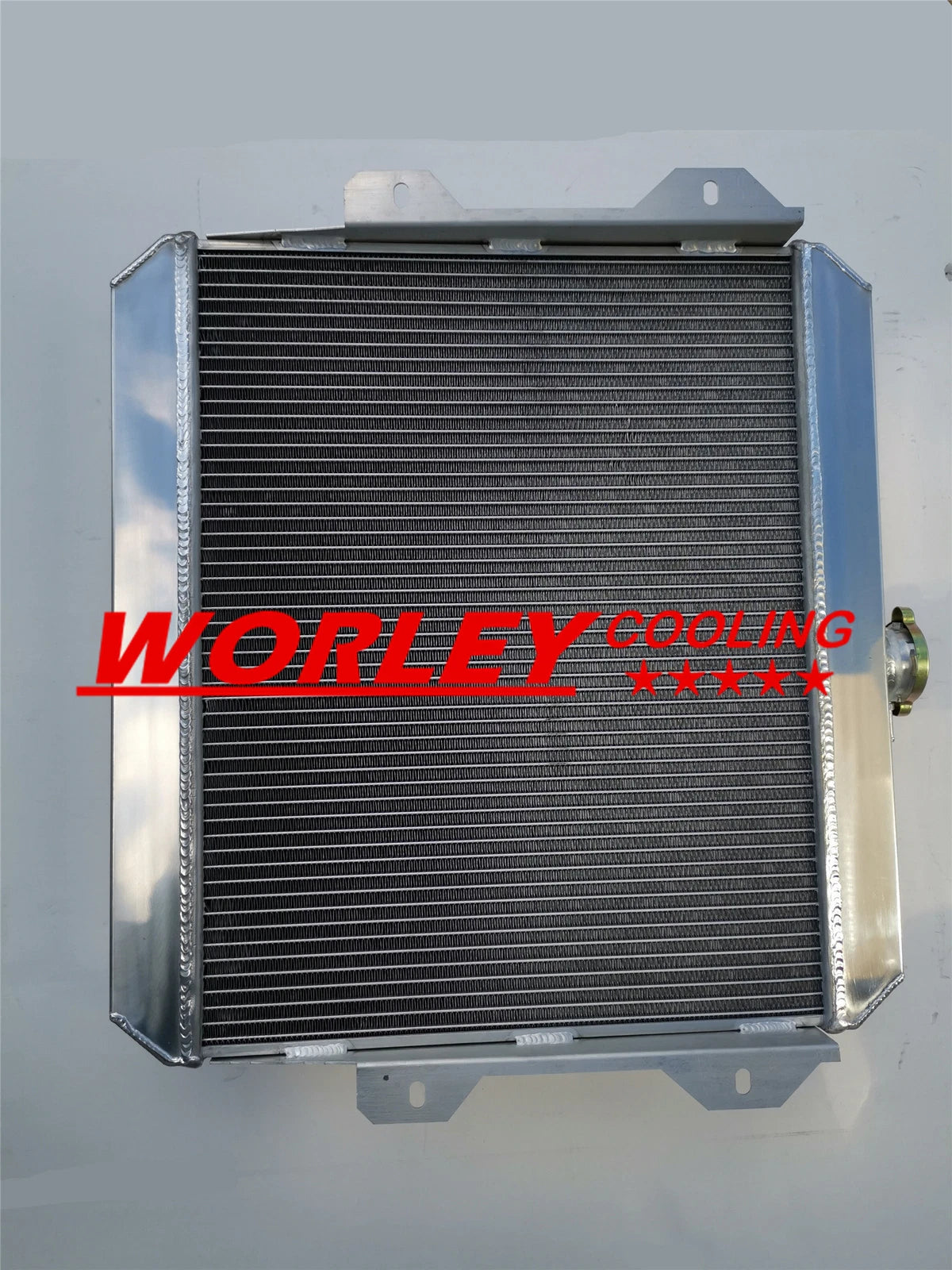 3-Row Aluminum Radiator + Black Hose for Hilux RN105 RN106 RN130 (1997-2005)