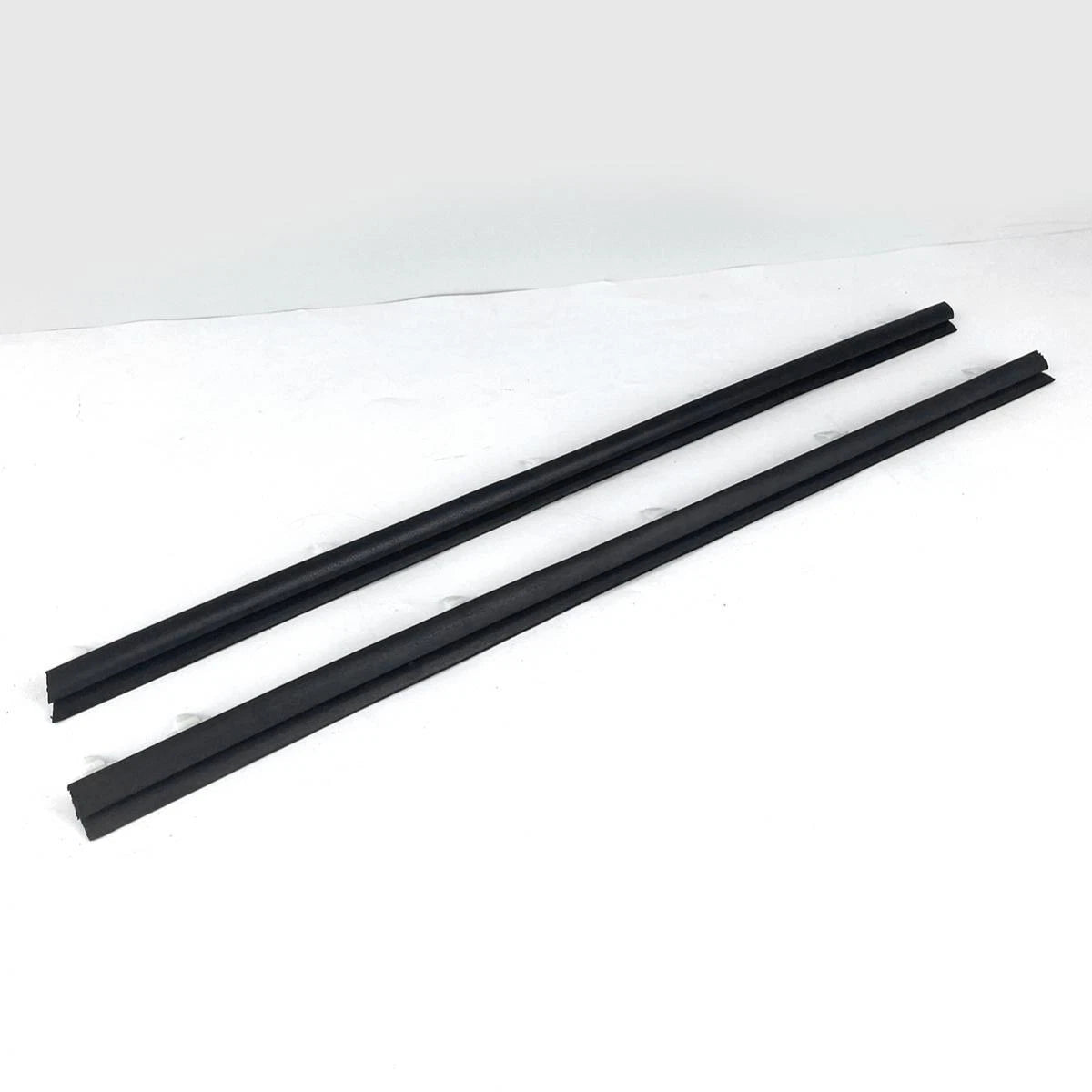 Outer Weatherstrip Rubber Front L+R Fits Toyota Starlet KP60 KP61 4D 1978-84 D05