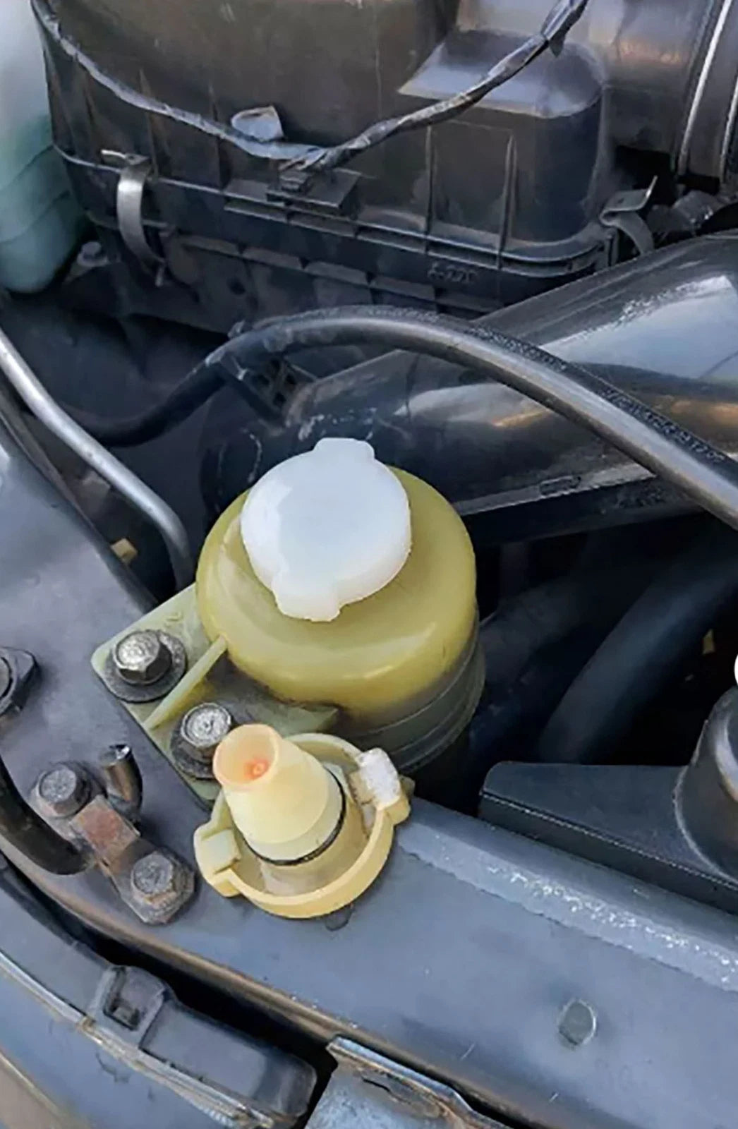 Power Steering Reservoir Cap for Mitsubishi Pajero Montero Sport (2008-2014)