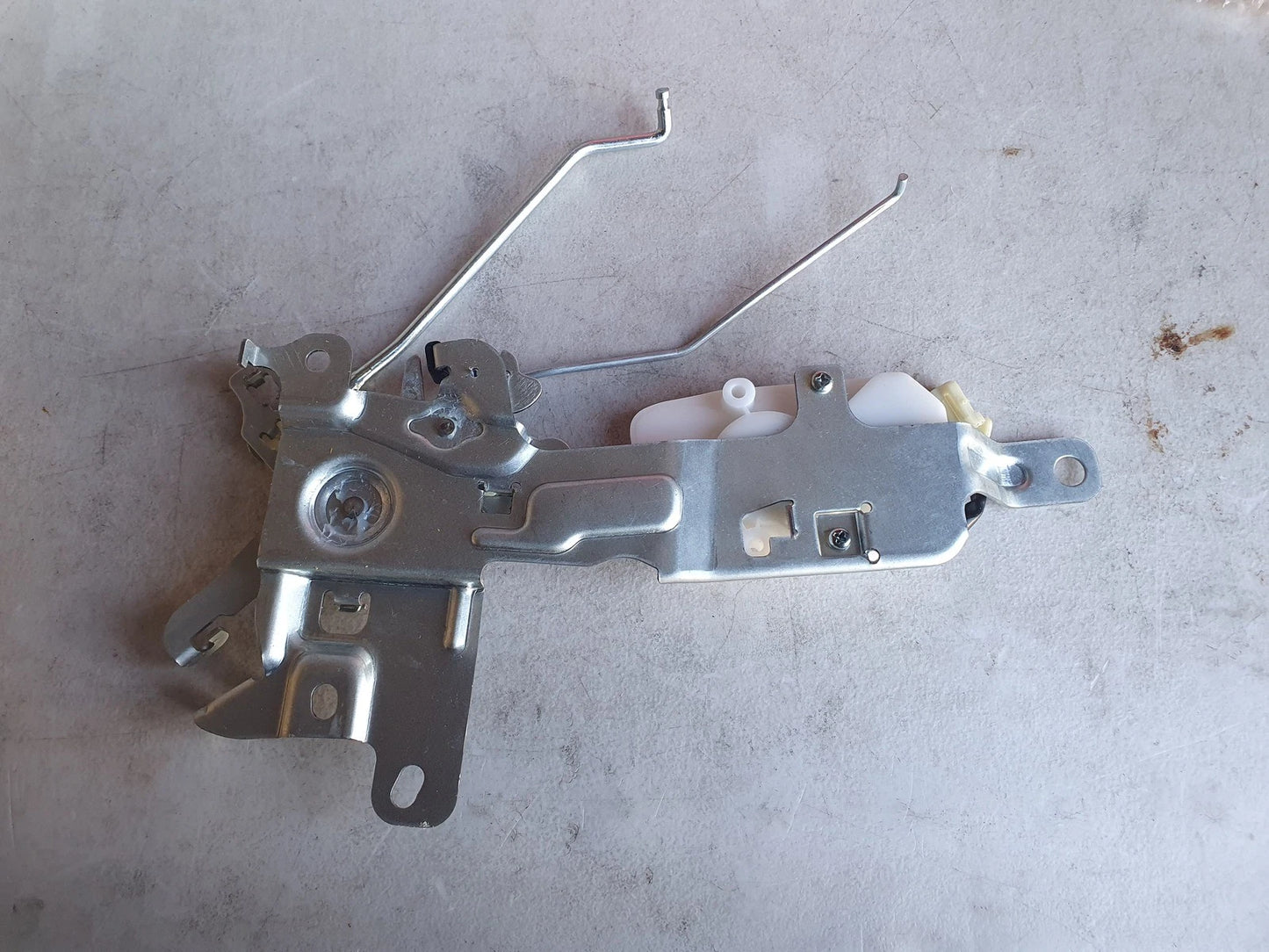 Tailgate Central Latch Door Remote Control for Toyota HiAce (2005–2019)