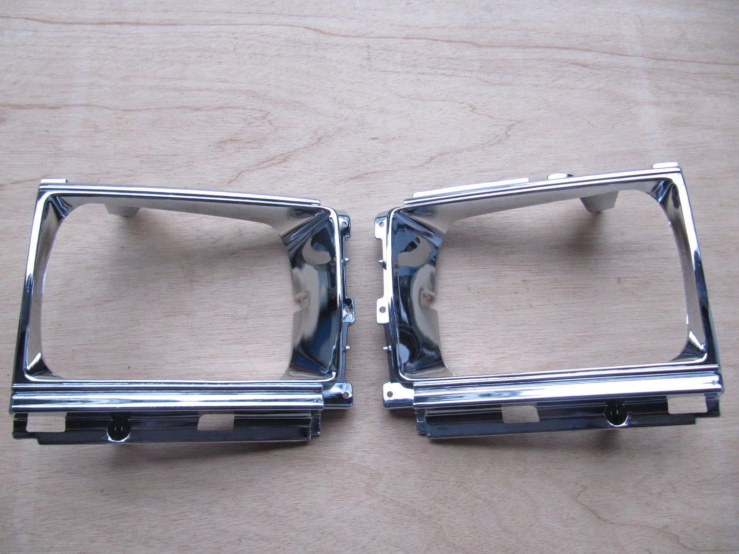 HeadlightDoor Bezel Light Case for Toyota Hilux 2WD (1986-1988)