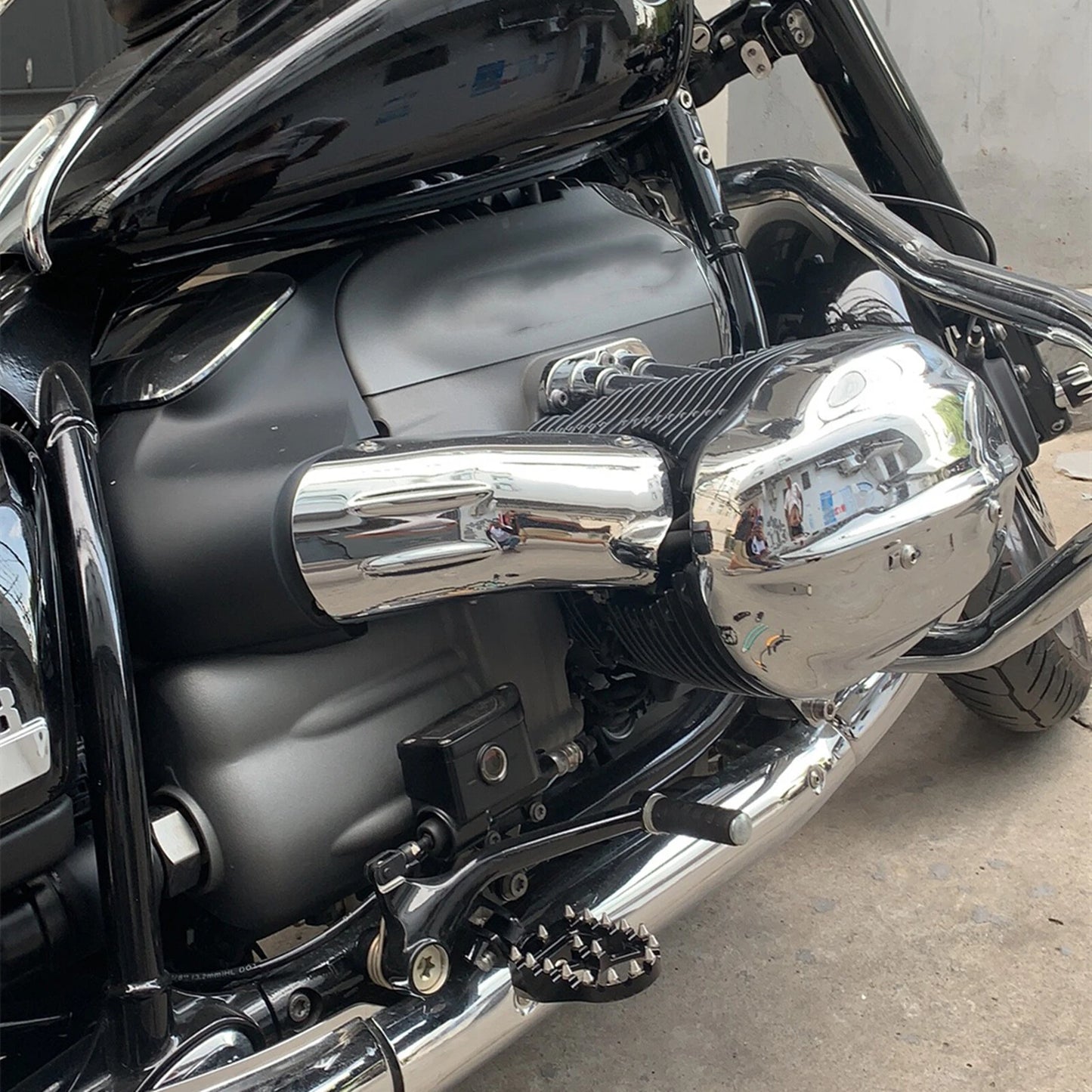 Wide Black Driver Footpegs Kit for BMW R18 Classic (2020 - Present)