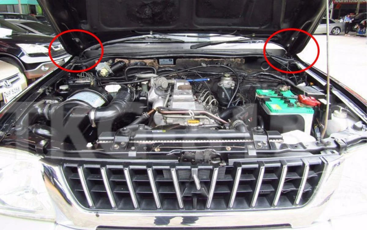 BonnetHinge for Mitsubishi L200 Animal/Warrior (1995-2004)