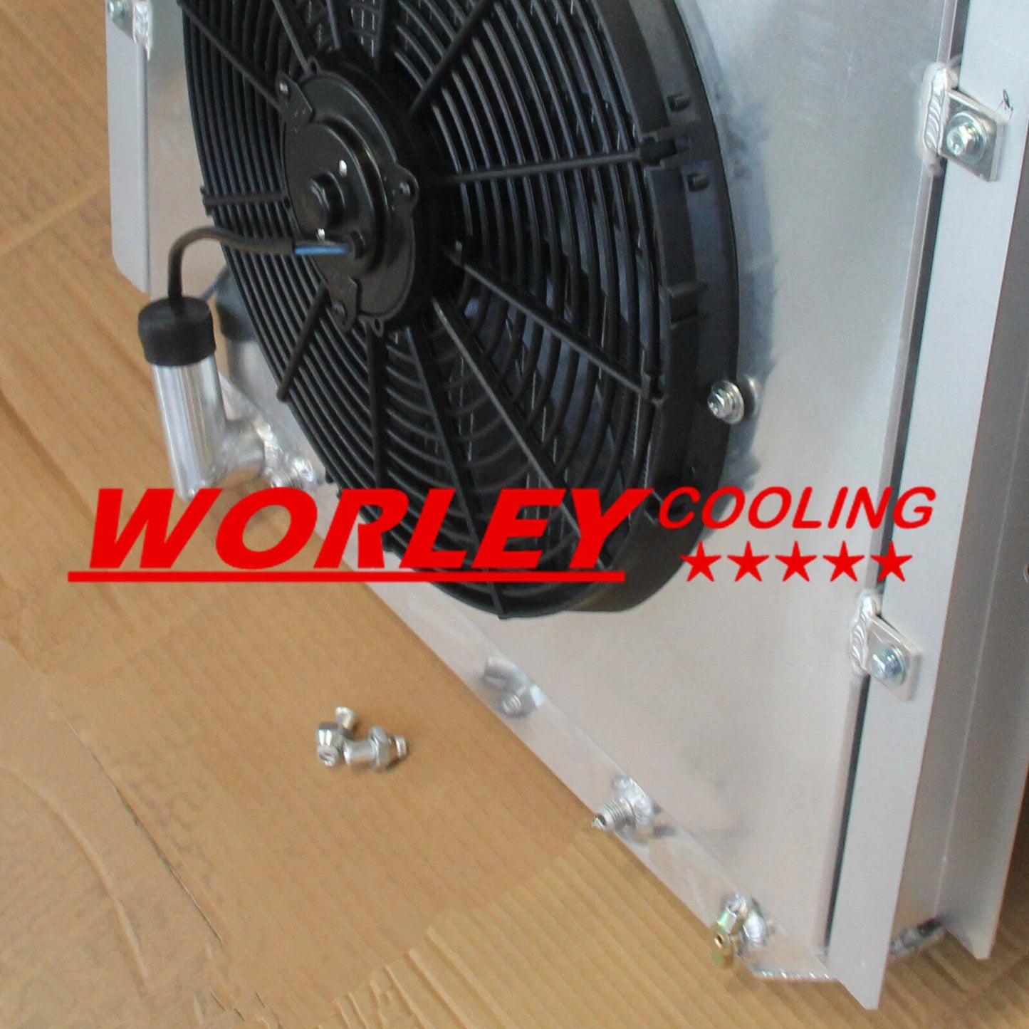 2R Aluminum Radiator + Fan Shroud for Mitsubishi Pajero NJ NK NL 3.5L V6 (94-00)